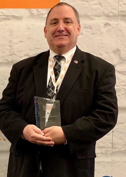 Robert Darrah receives Senior Dining Humanitarian award